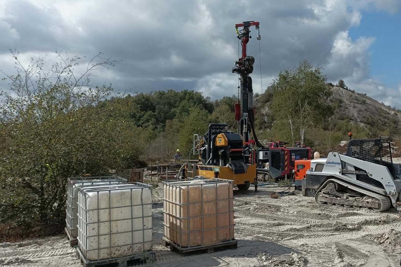 SOLSA drill rig setting up ©BRGM Sylvain Delchini